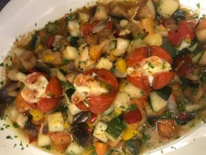 Platte mit Ratatouille Gemüse und Grilltomaten für Buffet