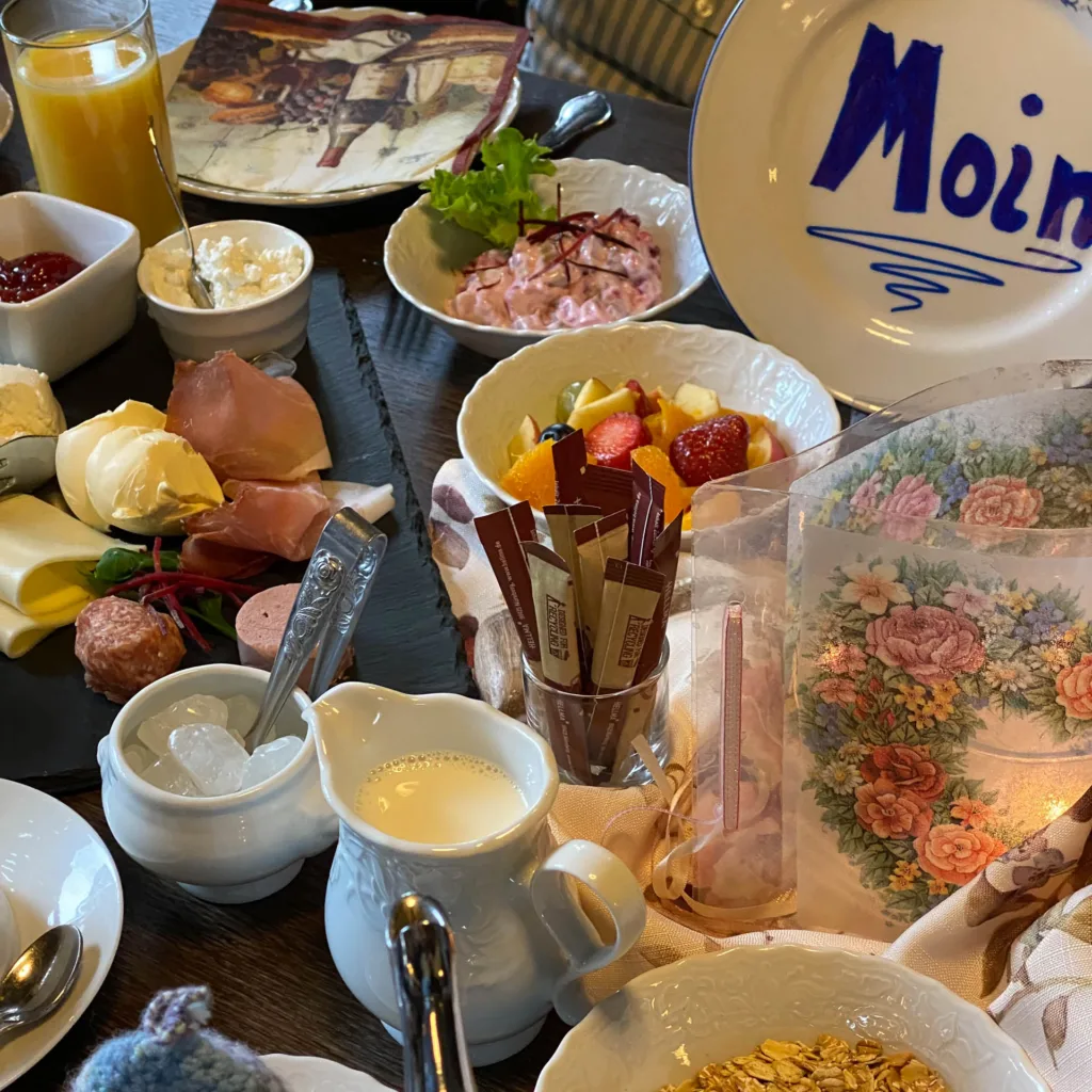Frühstückstisch mit allerlei Speisen und MOIN Schild