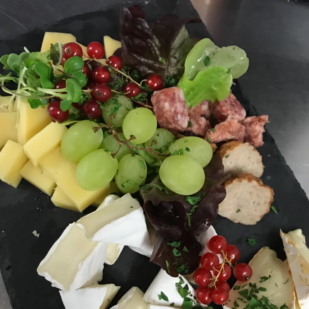 Aufschnitt für Frühstück auf schwarzer Schieferplatte