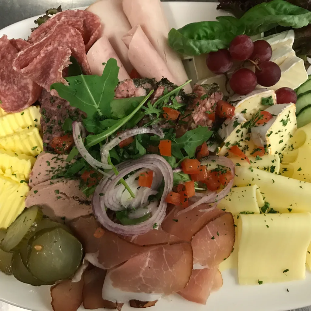 Frühstücksplatte mit Aufschnitt