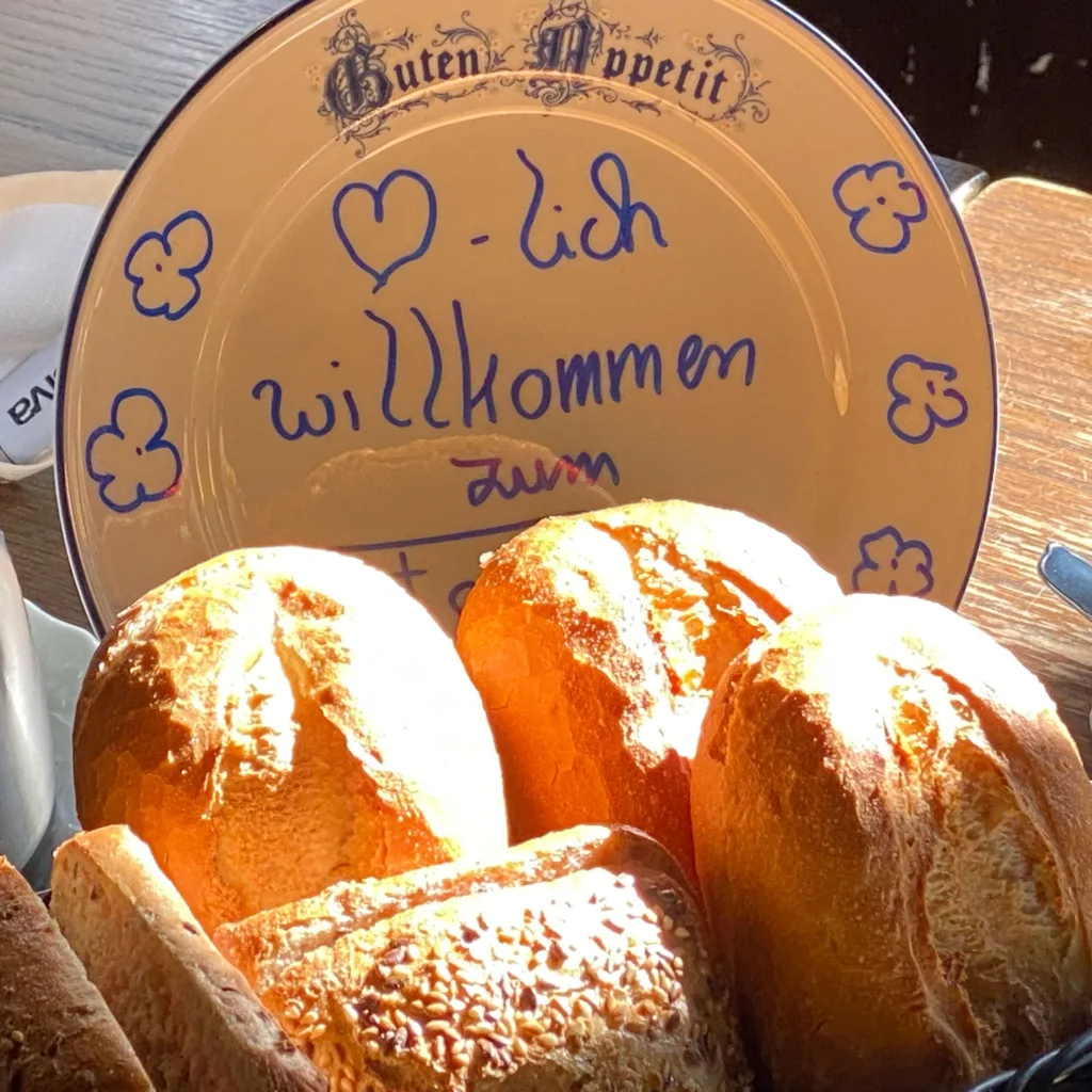 Schild willkommen mit Brötchen im Korb