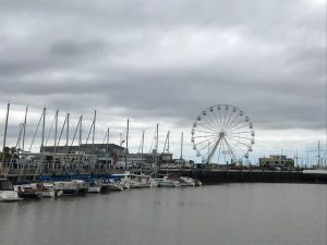 Hafen von Bensersiel mit Riesenrad und Segelbooten