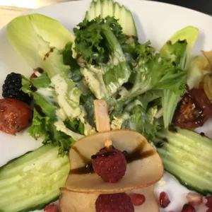 bunter Beilagensalat mit Beeren auf dem Teller