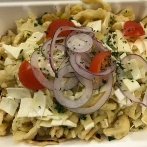Gericht Spätzlepfanne mit Zwiebeln und Käse
