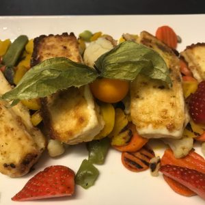 Teller mit gebackenem Fetag und Gemüse vegetarisches Gericht