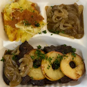 Rinderleben mit Zwiebeln und Gratin für ausser Haus verpackt