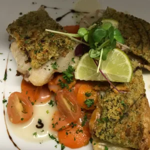 Teller mit Fischgericht bunt angerichtet