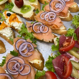 Bunte Schnittchen arrangiert
