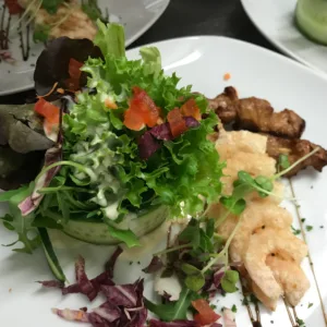 Vorspeisenteller mit Salat und Allerlei bunt ausgarniert