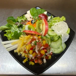 Beilagensalat auf dem Teller bunt angerichtet