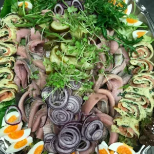 Fischplatte mit Matjes und Lachs im Crepe