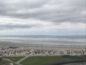 Blick auf den Strand mit Strandkörben Ebbe Wattenmeer