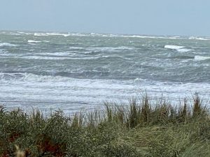 Blick auf die rauhe Nordsee mit Wellen