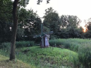 Windmühle aus Holz in einem Garten in Ostfriesland