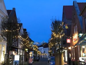 Blick in weihnachtlich beleuchtete Einkaufsstrasse Esens Ostfriesland