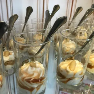 Nachspeise im Glas Pudding mit Caramel
