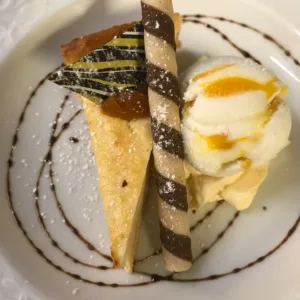 Teller mit Käsekuchendessert mit Eiscreme