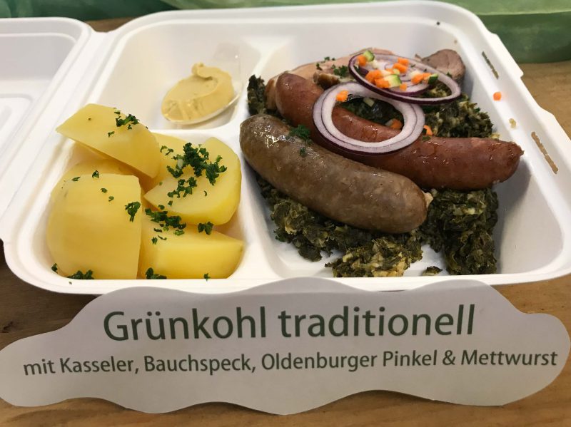 Grünkohl traditionell mit Pinkel Kochwurst Kasseler und Kartoffeln für ausser Haus