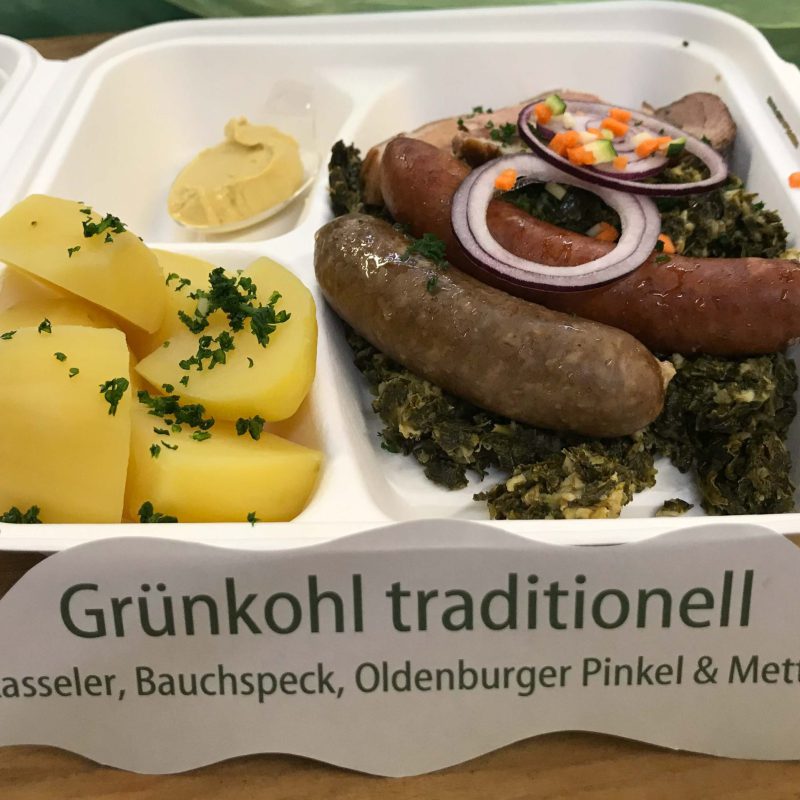 Grünkohl traditionell mit Pinkel Kochwurst Kasseler und Kartoffeln für ausser Haus