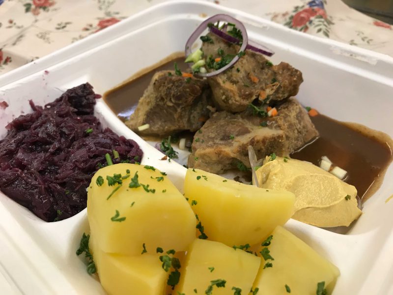 Ostfriesische Spezialität Snirtjebraten mit Rotkohl und Kartoffeln für ausser Haus