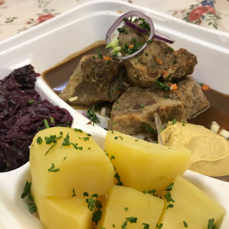 Ostfriesische Spezialität Snirtjebraten mit Rotkohl und Kartoffeln für ausser Haus